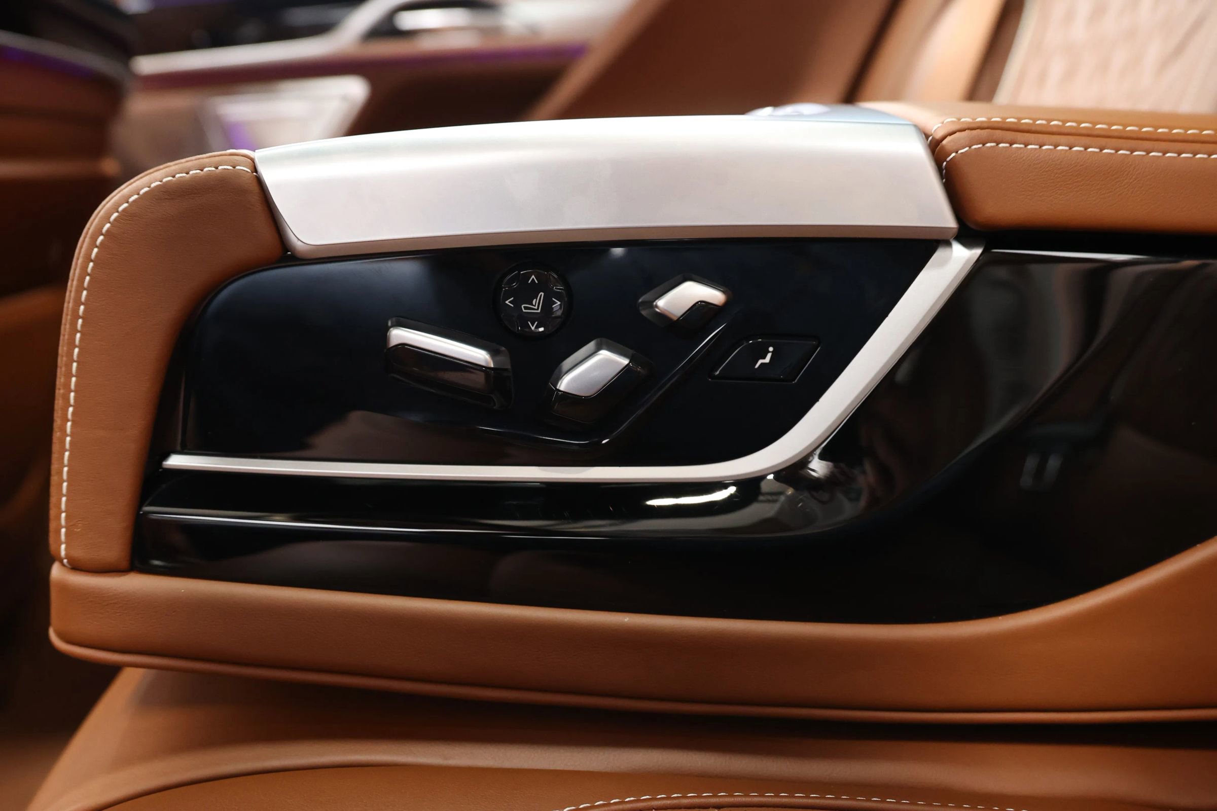 Used 2022 BMW M760i xDrive w/ Luxury Rear Seating Package image 59