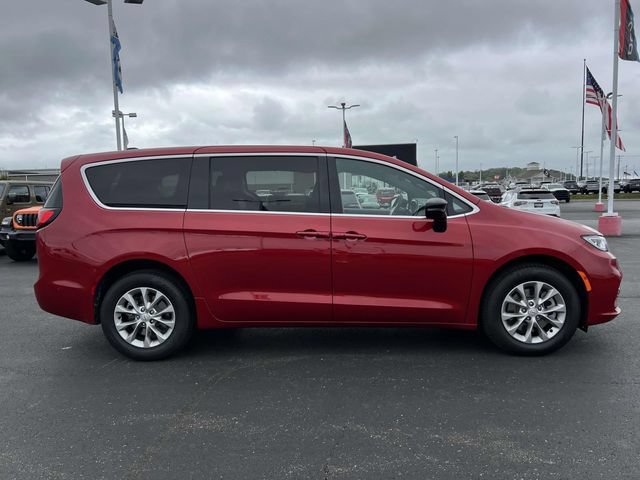 New 2025 Chrysler Pacifica Select AWD/4WD image 12