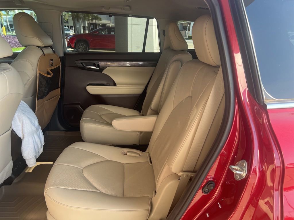 Used 2020 Toyota Highlander Limited FWD image 5