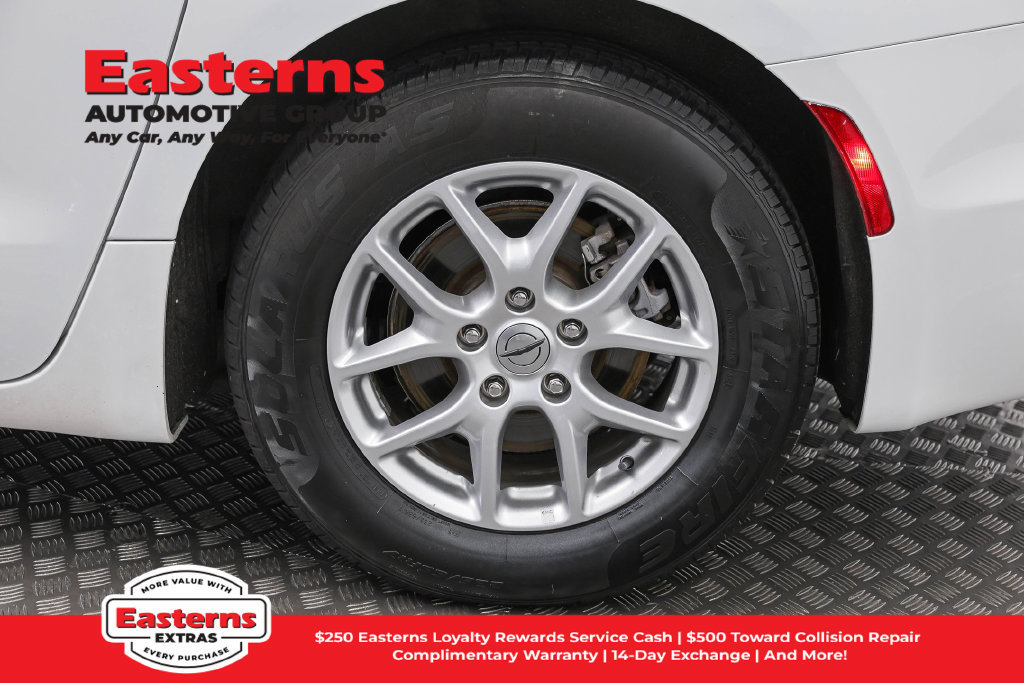 Used 2023 Chrysler Pacifica Touring-L FWD image 35