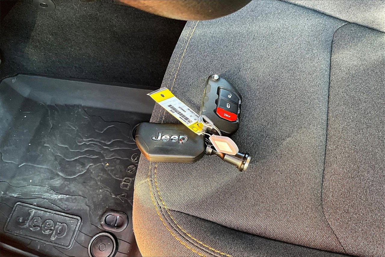 Certified 2025 Jeep Wrangler Sport image 29