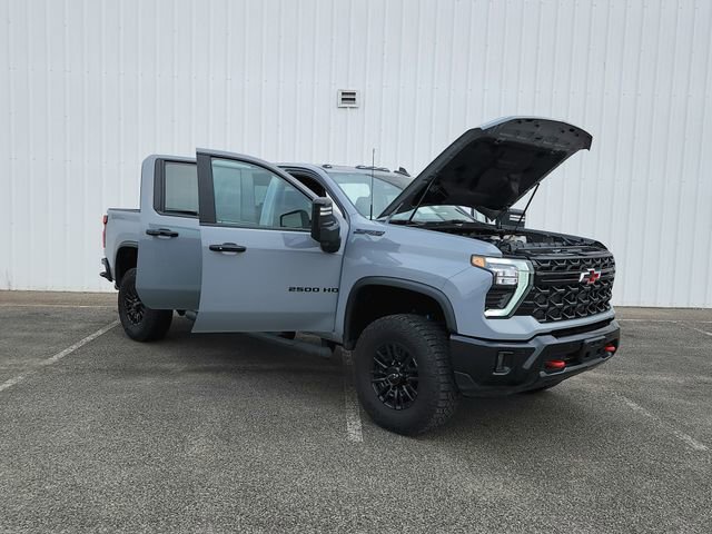 Used 2025 Chevrolet Silverado 2500 ZR2 w/ Technology Package image 8