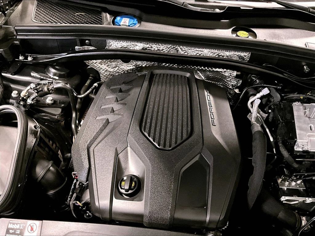 Used 2025 Porsche Macan AWD/4WD image 34
