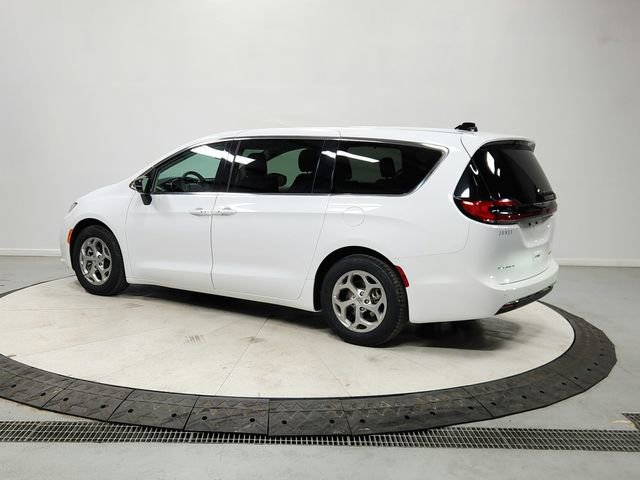 Used 2024 Chrysler Pacifica Limited image 5