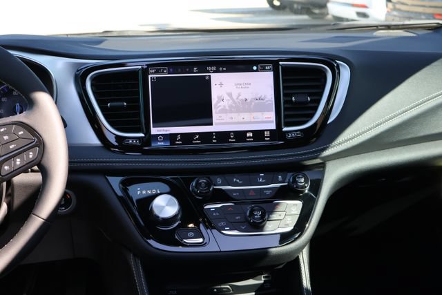 New 2026 Chrysler Pacifica Limited w/ Uconnect Theater Family Group FWD image 17