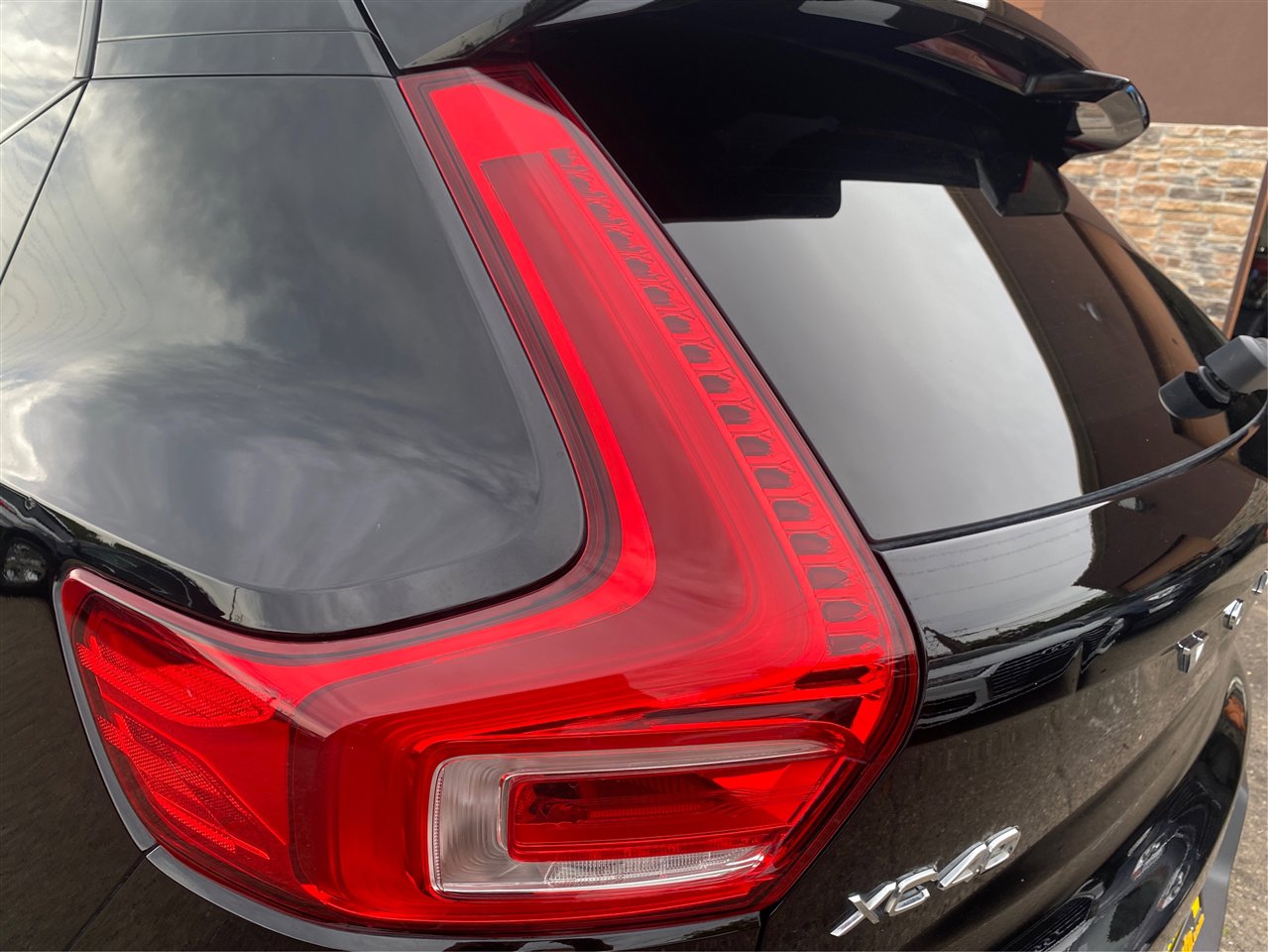 Used 2021 Volvo XC40 T5 R-Design image 19