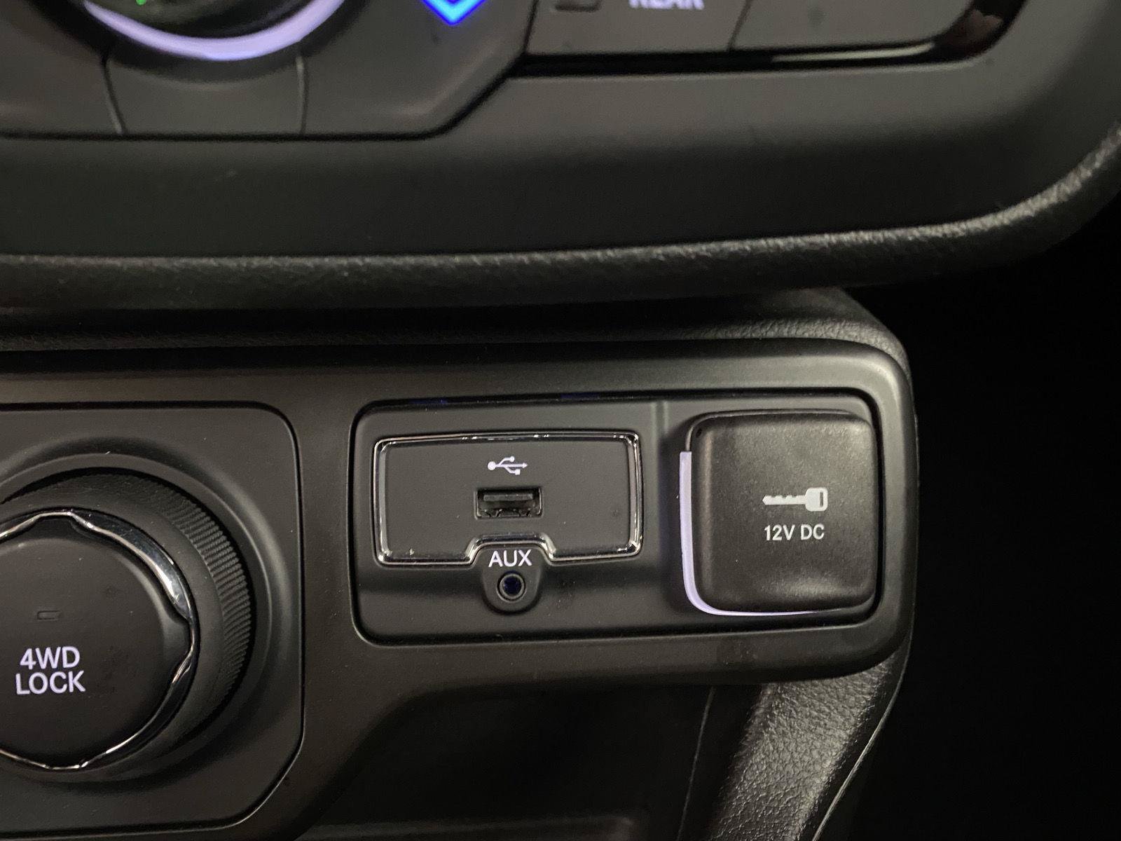 Used 2023 Jeep Renegade Latitude AWD/4WD image 13