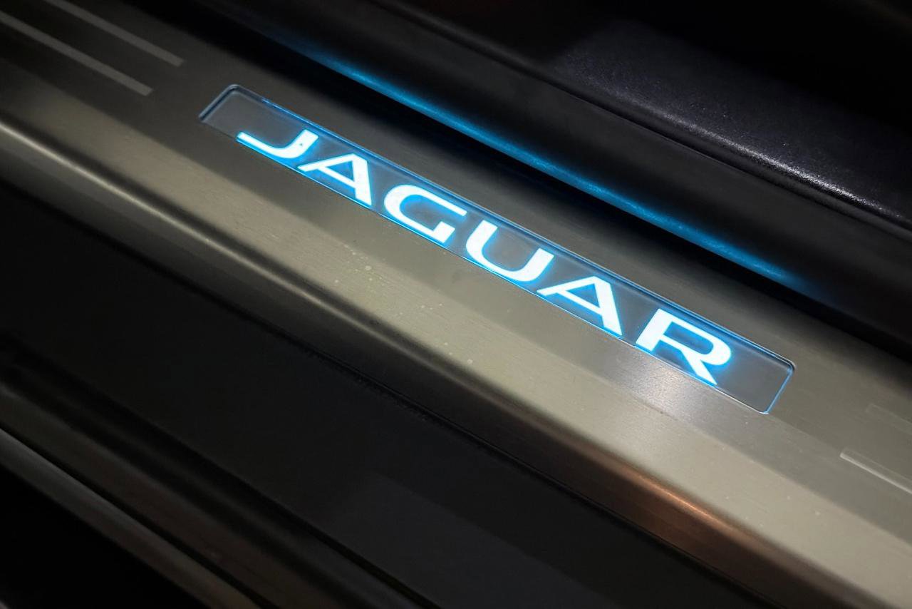 Used 2017 Jaguar F-TYPE R image 19