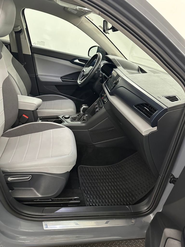 Used 2022 Volkswagen Taos SE w/ Panoramic Sunroof Package AWD/4WD image 35