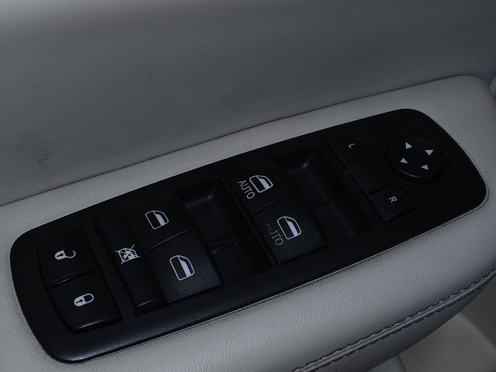 Used 2016 Chrysler 200 C w/ Premium Lighting Group FWD image 27