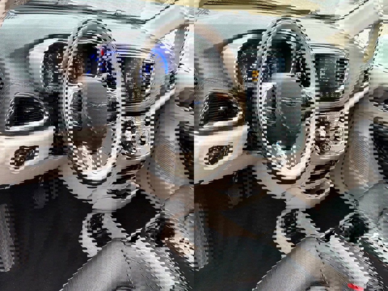 Used 2018 Chrysler Pacifica Limited image 16