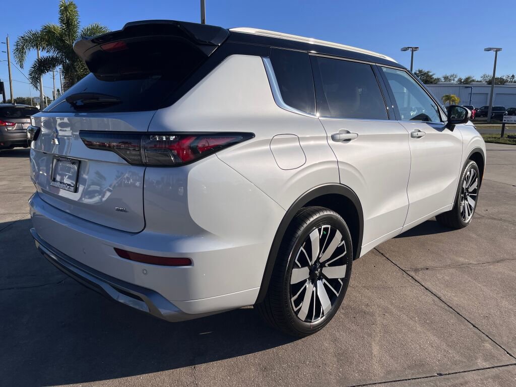 New 2026 Mitsubishi Outlander SEL FWD image 3