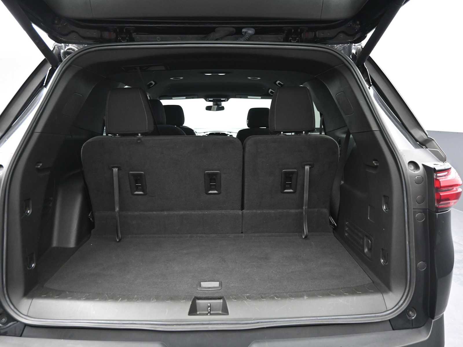 Used 2022 Chevrolet Traverse LT w/ Midnight/Sport Edition image 38