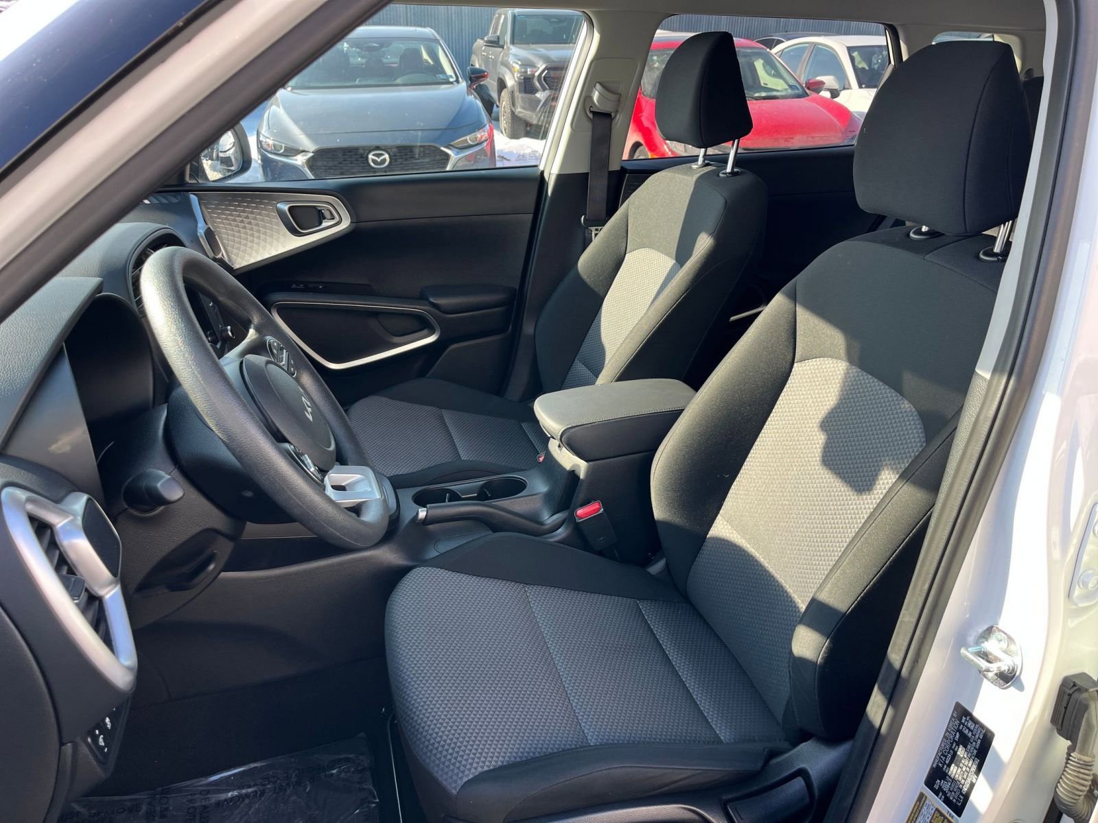 Used 2025 Kia Soul LX w/ LX Technology Package FWD image 34