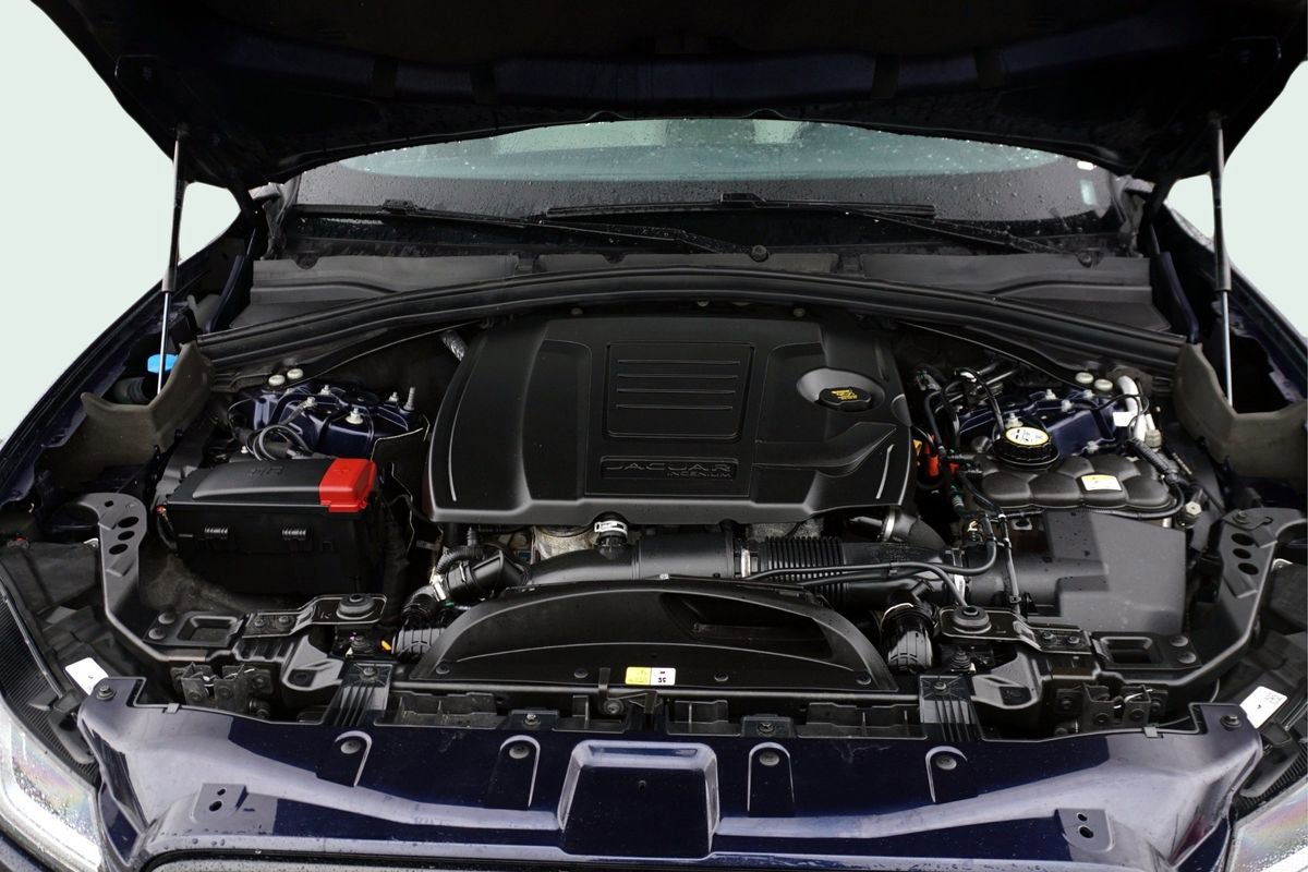 Used 2025 Jaguar F-PACE R-Dynamic S image 12