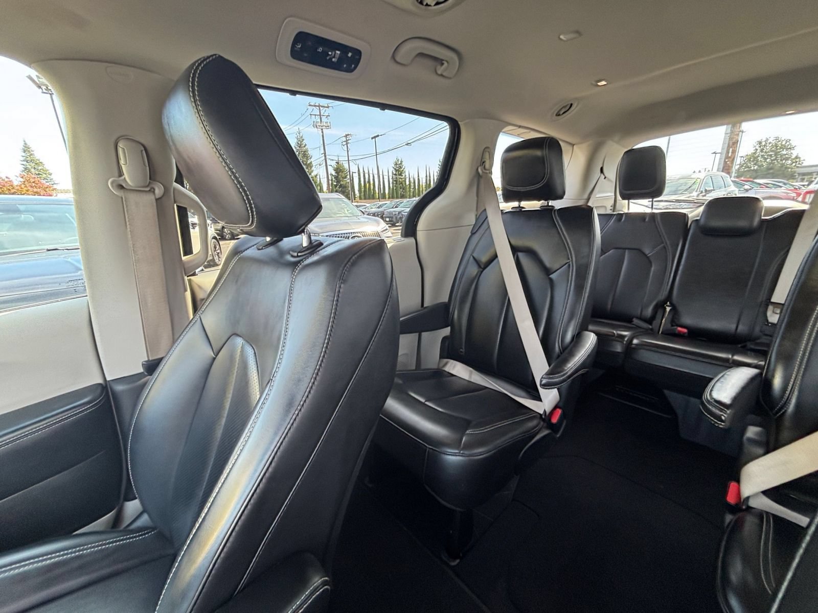 Used 2023 Chrysler Pacifica Touring-L FWD image 41