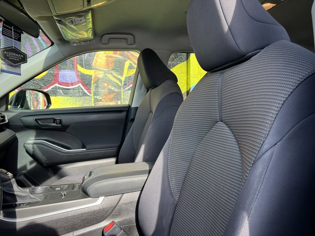 Used 2021 Toyota Highlander LE image 50