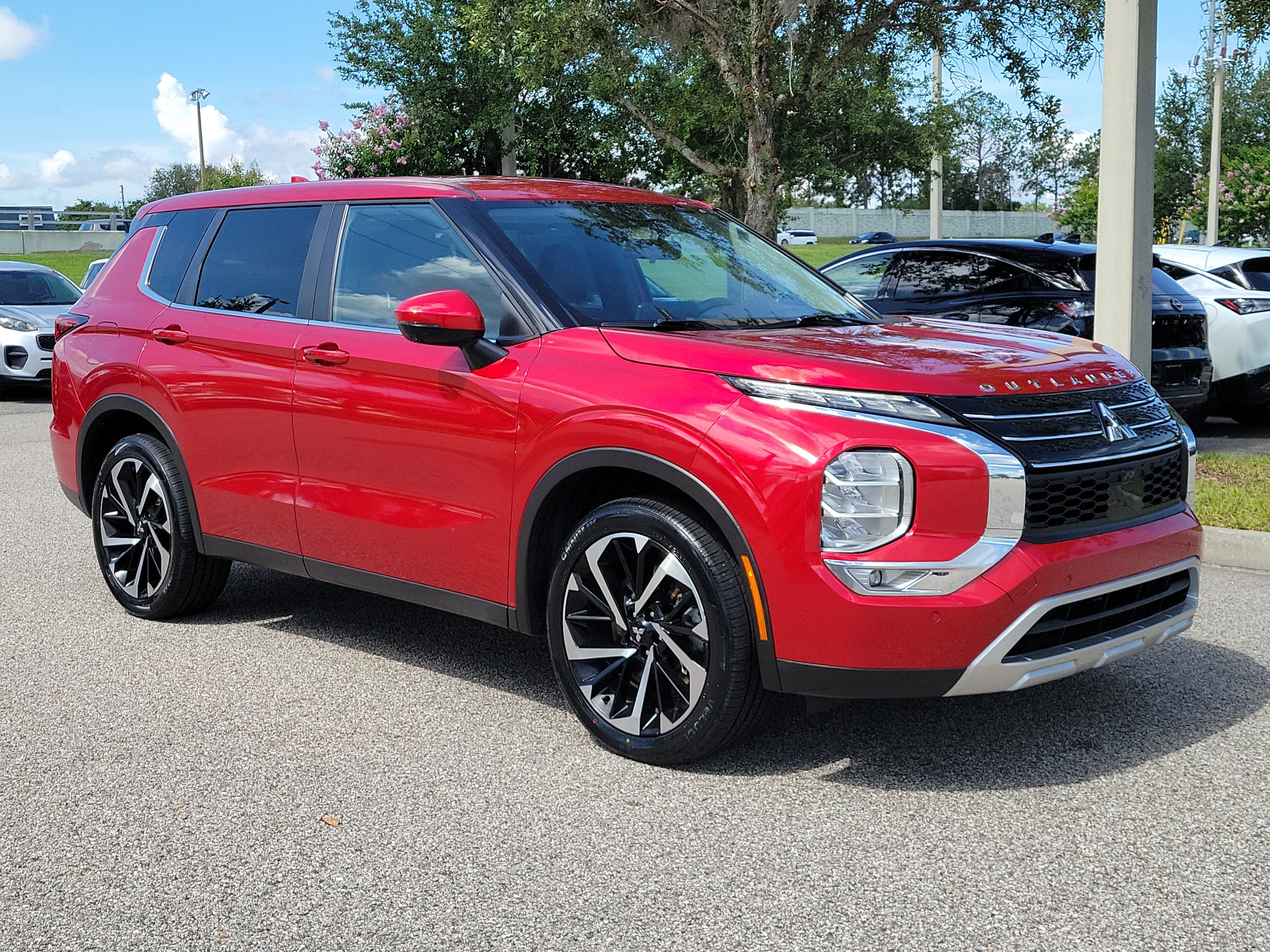 Used 2023 Mitsubishi Outlander SE FWD image 3