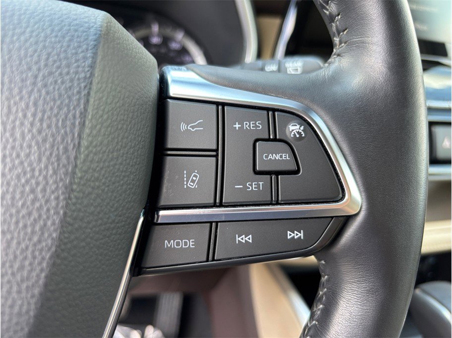 Used 2020 Toyota Highlander XLE FWD image 24