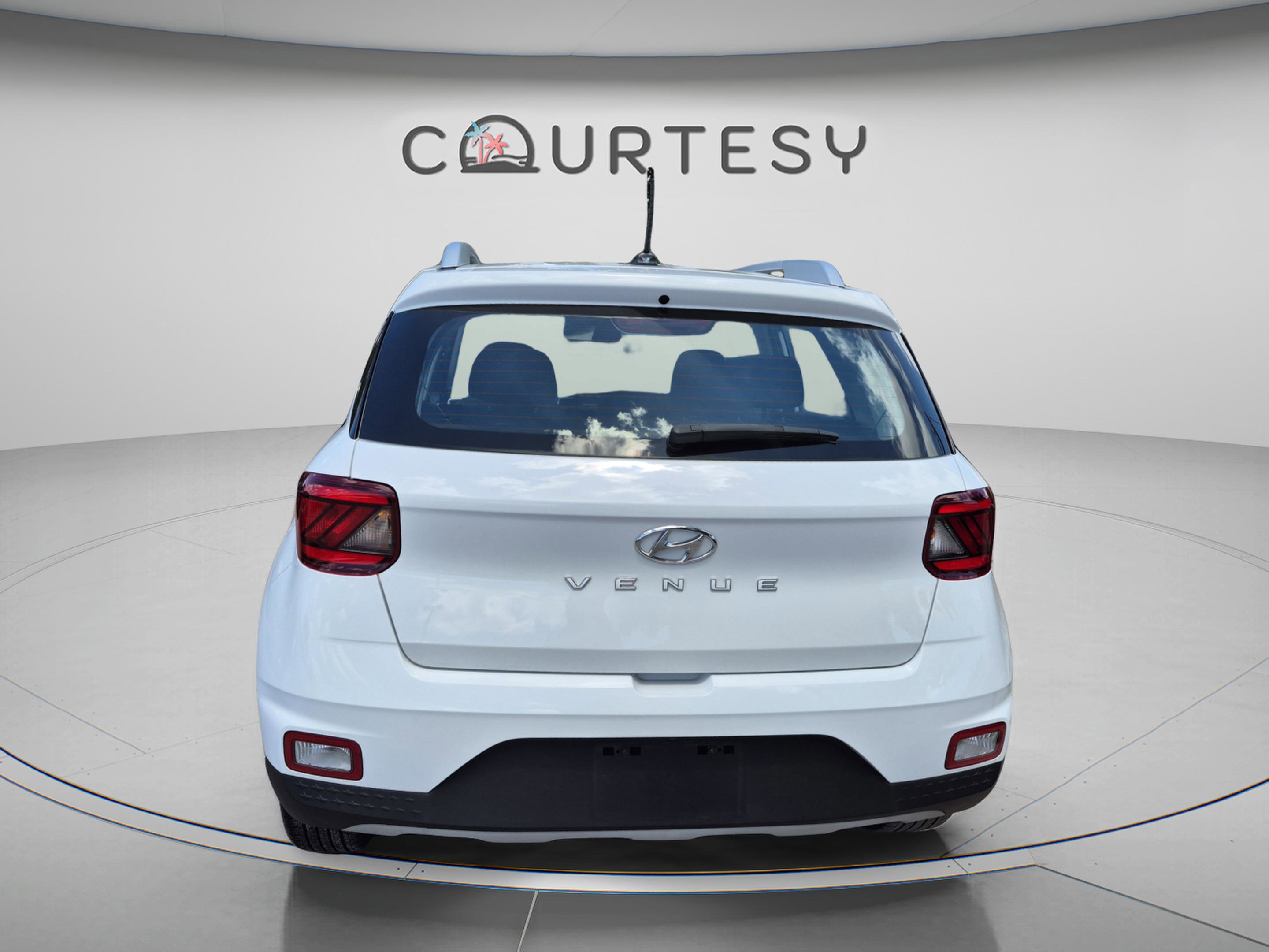 Used 2023 Hyundai Venue SEL FWD image 4