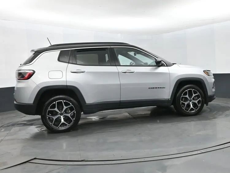 Used 2025 Jeep Compass Limited AWD/4WD image 4