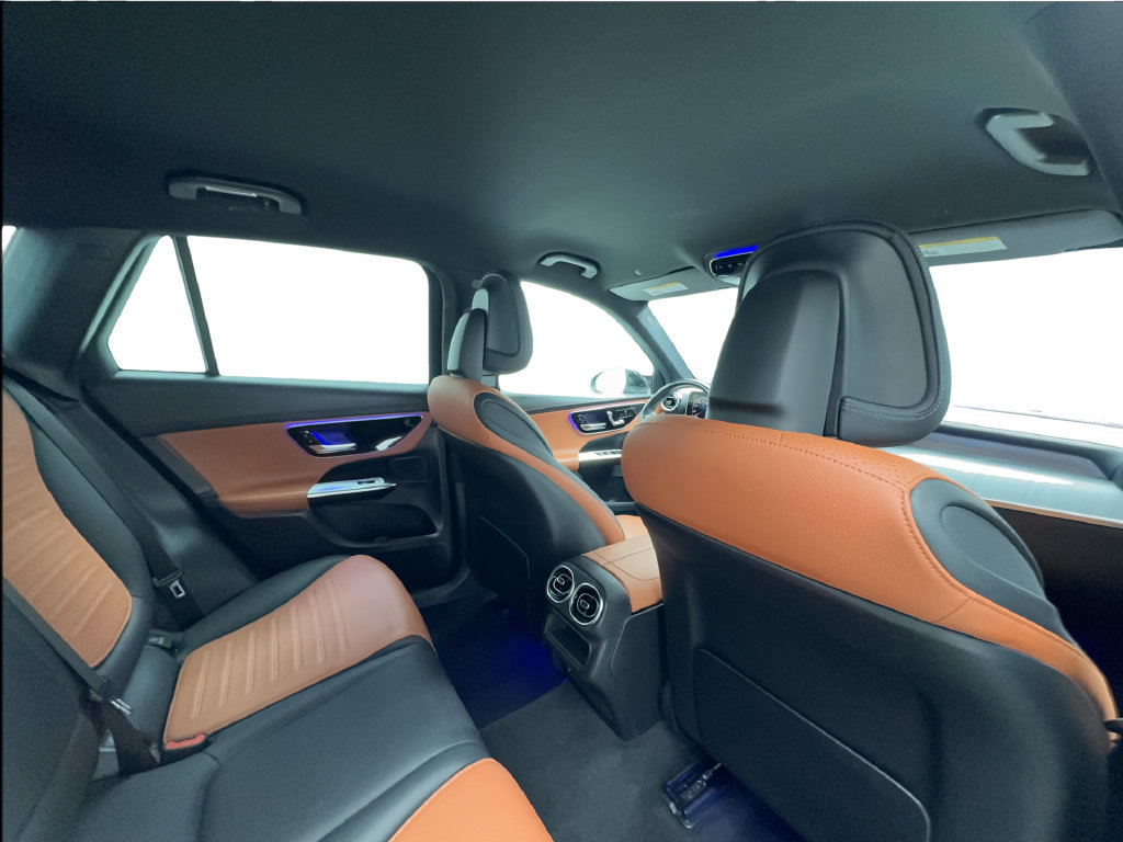 Used 2025 Mercedes-Benz GLC 300 w/ AMG Line image 28