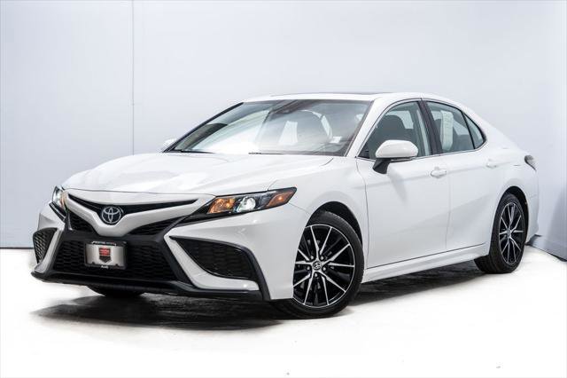 Used 2022 Toyota Camry SE w/ Convenience Package FWD image 1