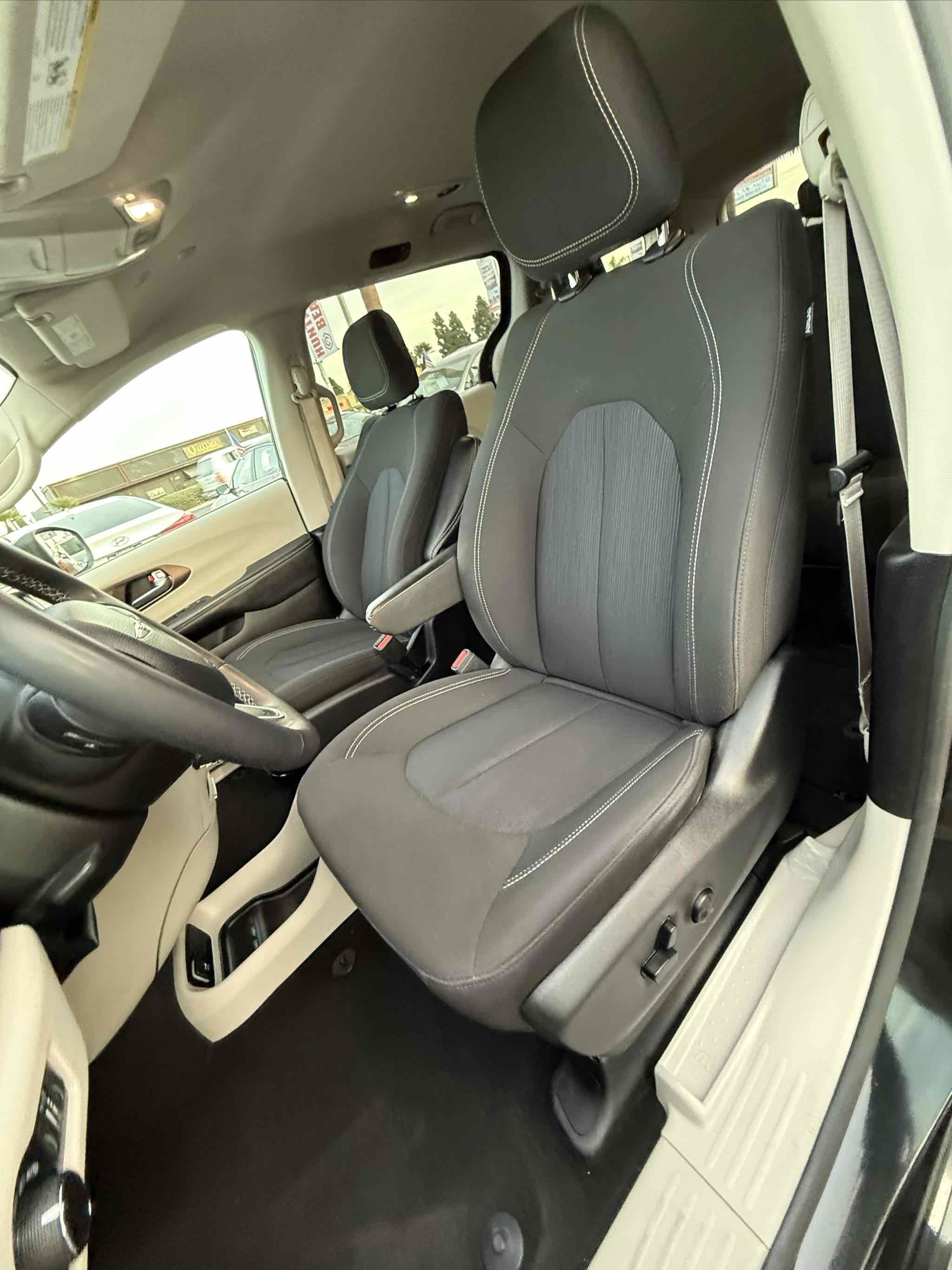 Used 2023 Chrysler Voyager LX image 48