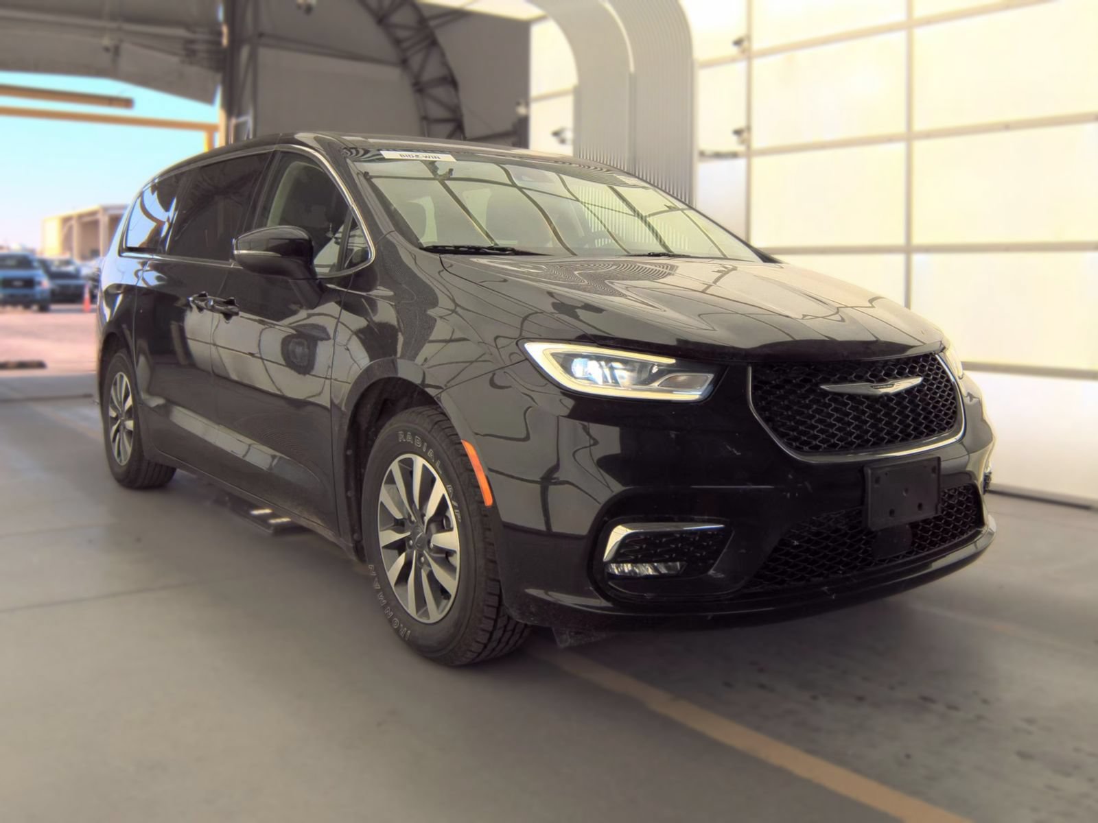 Used 2023 Chrysler Pacifica Touring-L FWD image 4