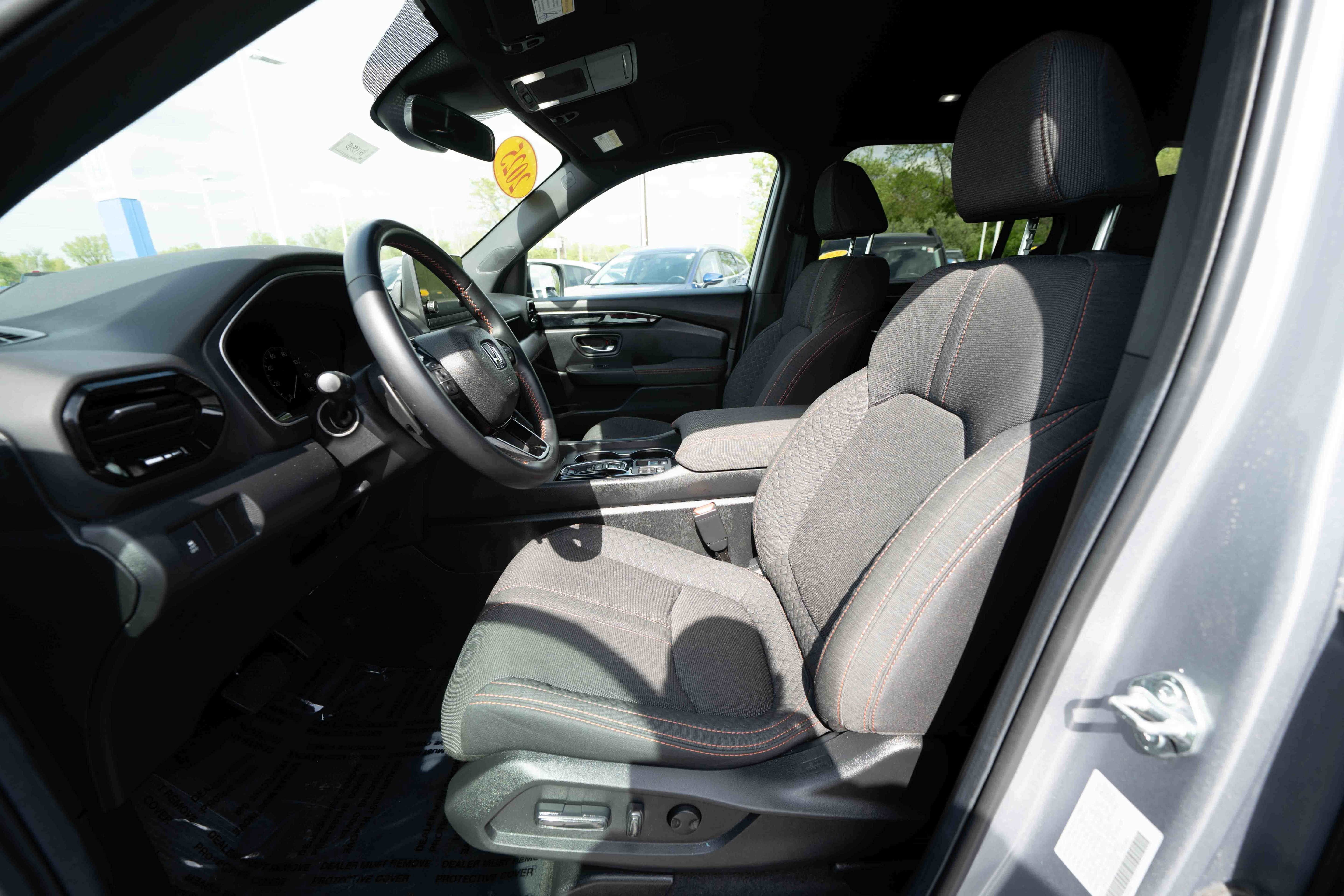 Used 2025 Honda Pilot Sport image 9
