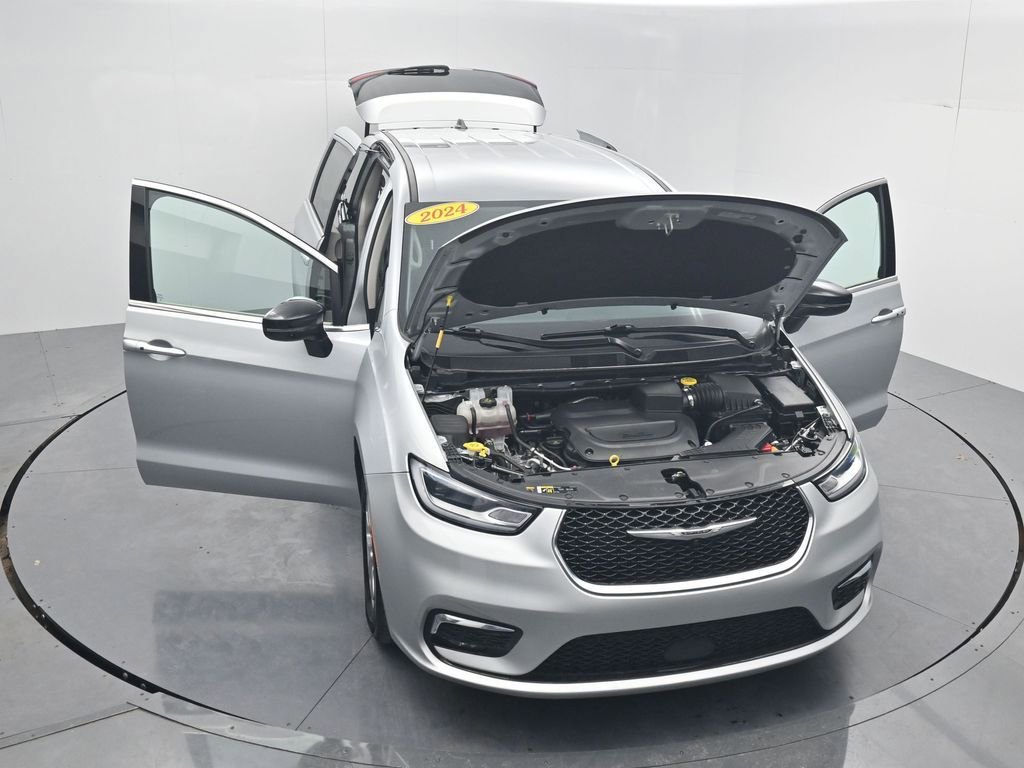 Used 2024 Chrysler Pacifica Touring-L image 54