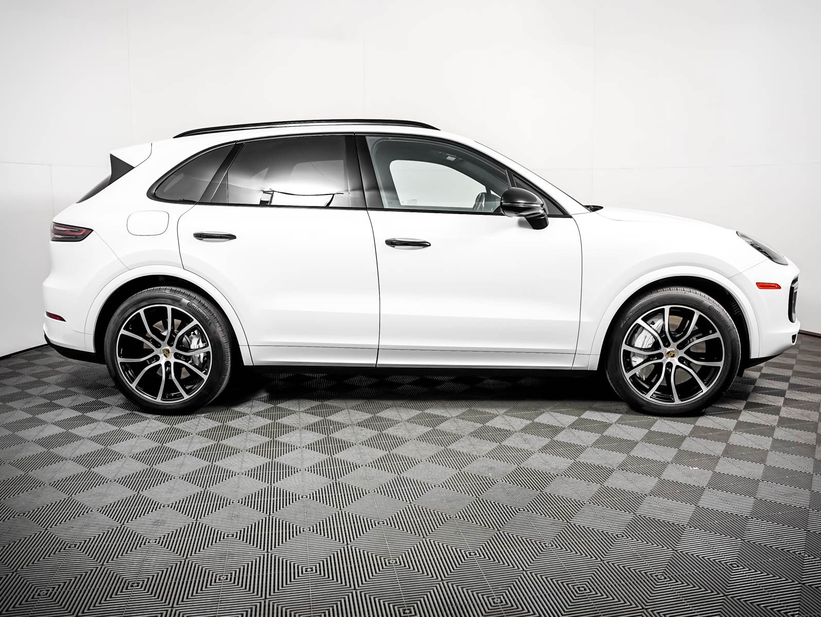 Certified 2023 Porsche Cayenne Turbo AWD/4WD image 9