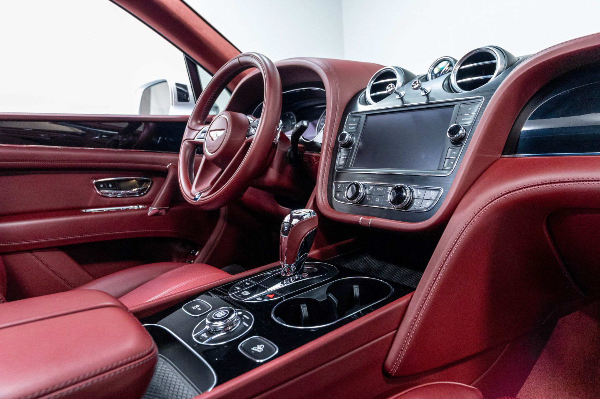 Used 2020 Bentley Bentayga AWD/4WD image 32
