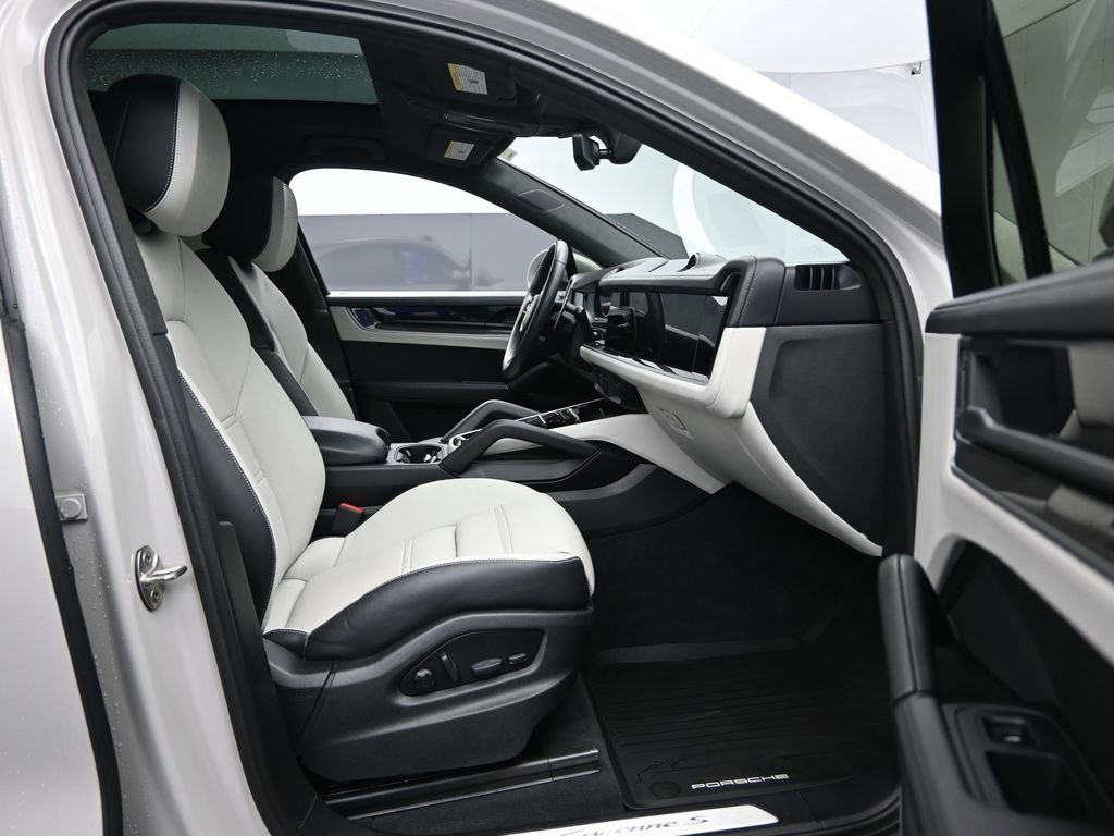 Used 2024 Porsche Cayenne S image 32