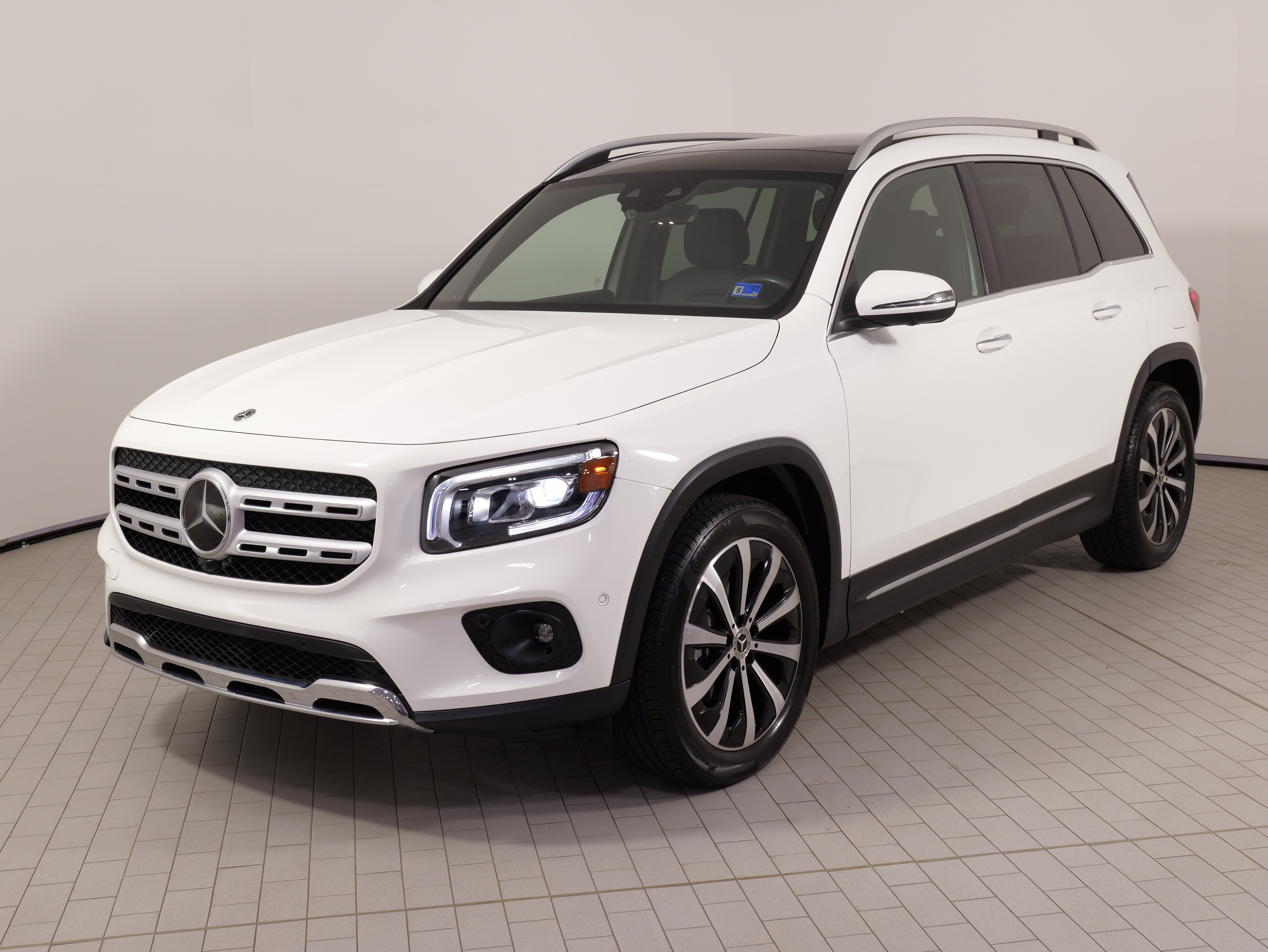 Used 2022 Mercedes-Benz GLB 250 4MATIC image 3