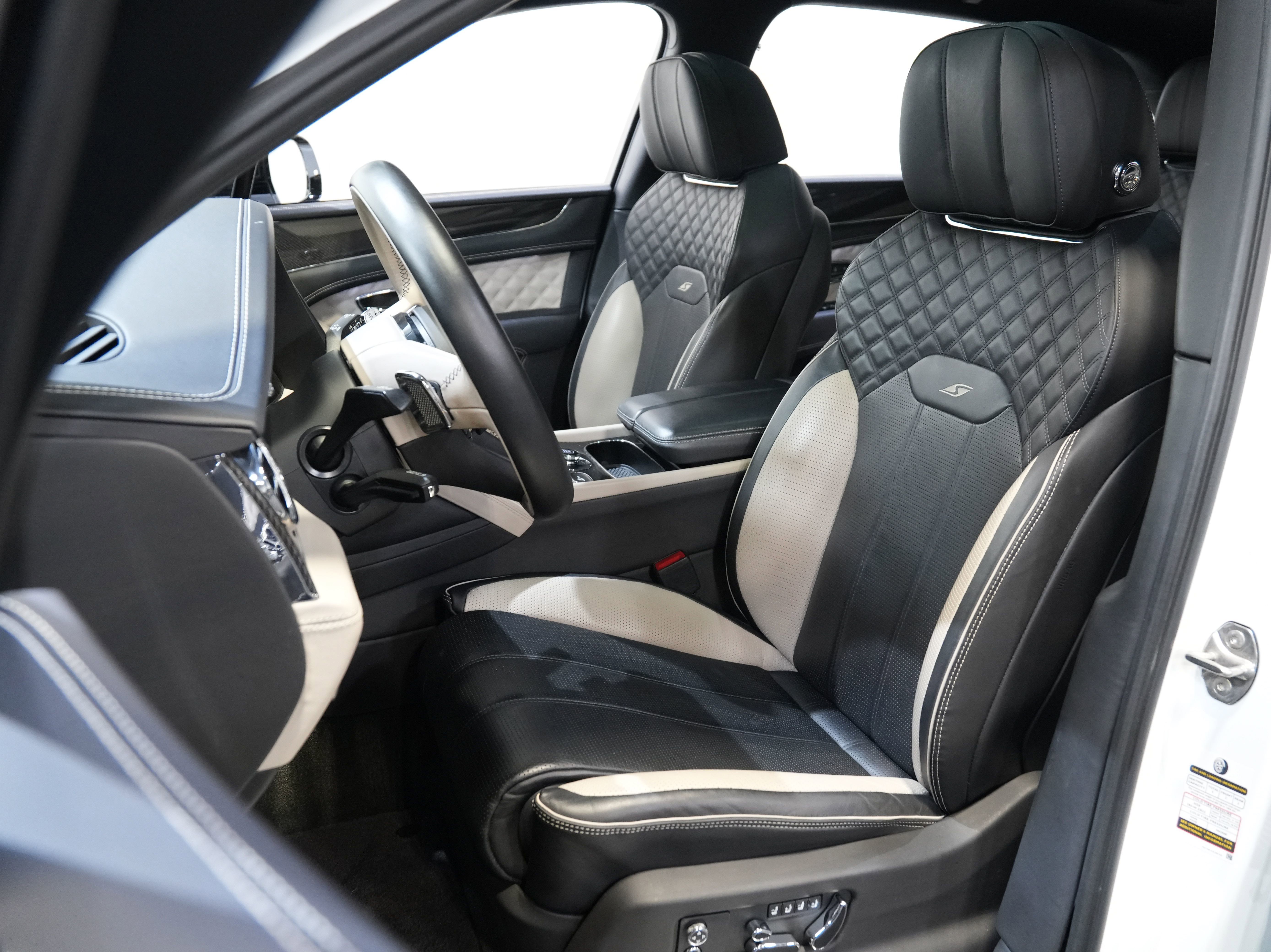 Used 2022 Bentley Bentayga image 29