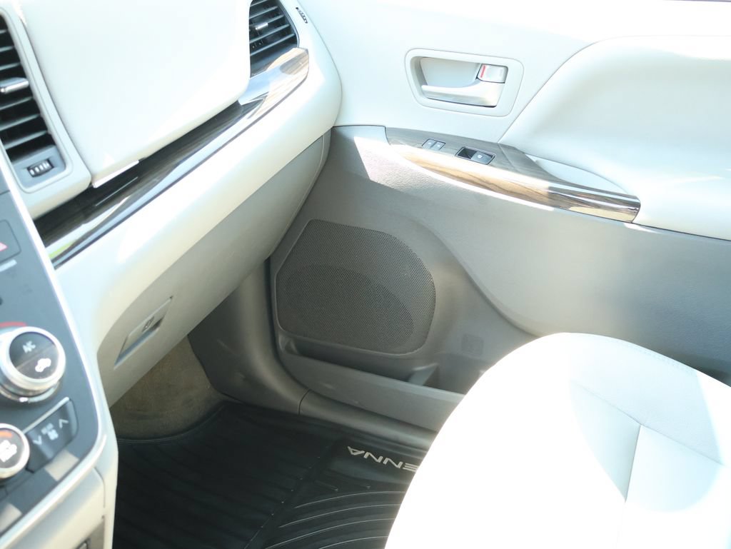 Used 2017 Toyota Sienna XLE FWD image 24