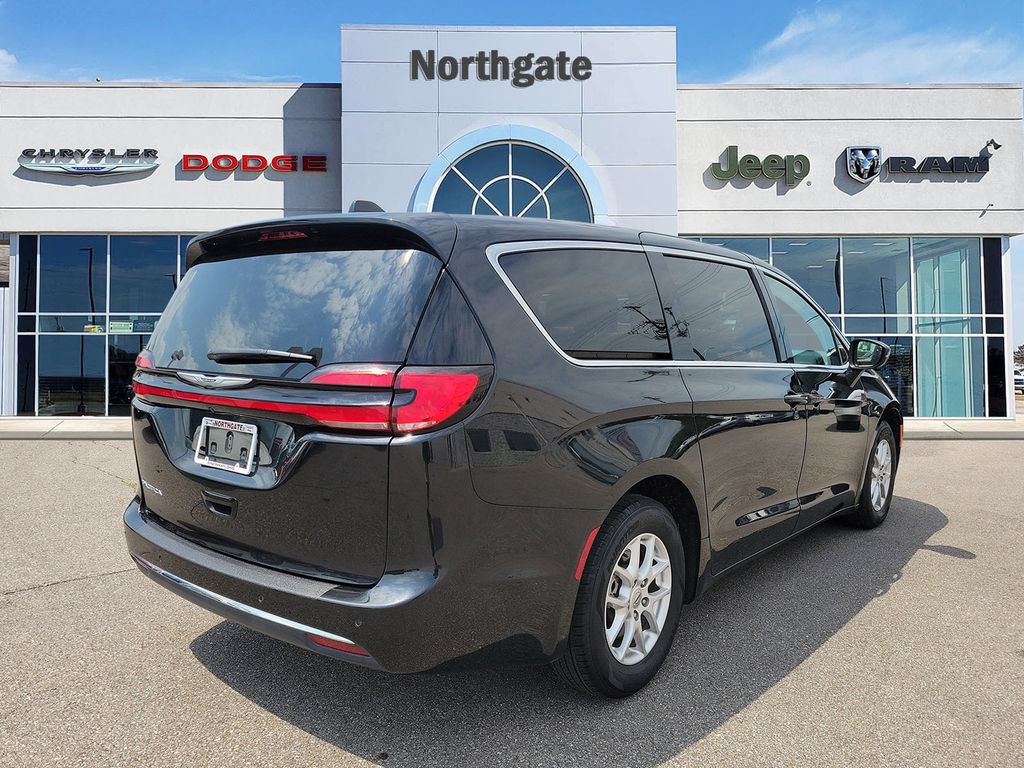 Used 2023 Chrysler Pacifica Touring-L FWD image 4