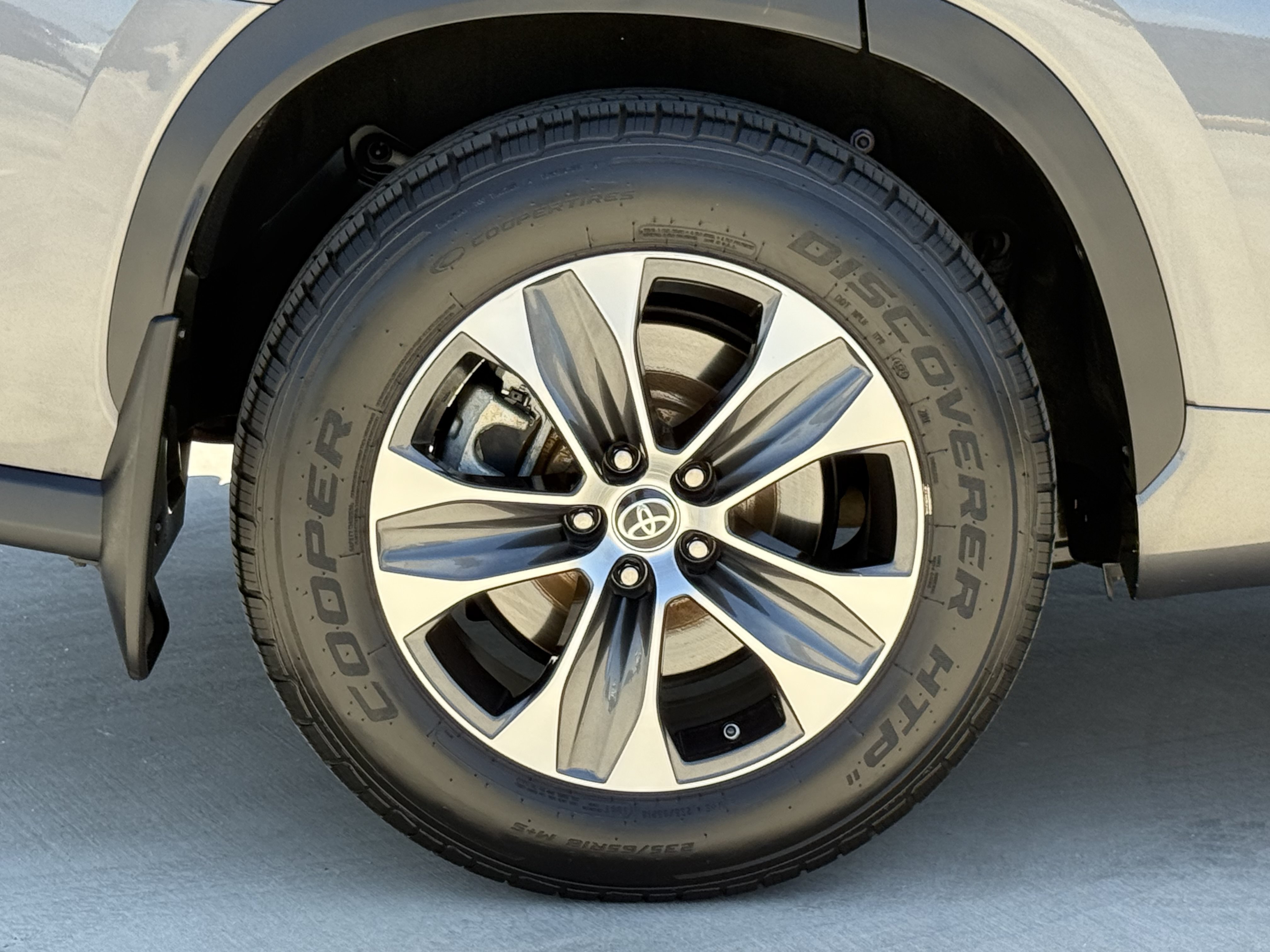 Used 2022 Toyota Highlander XLE FWD image 16