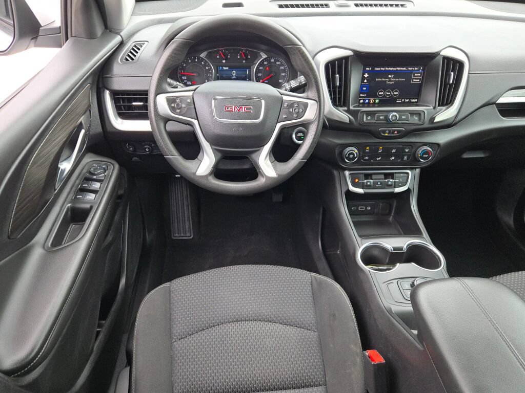 Used 2024 GMC Terrain SLE FWD image 2