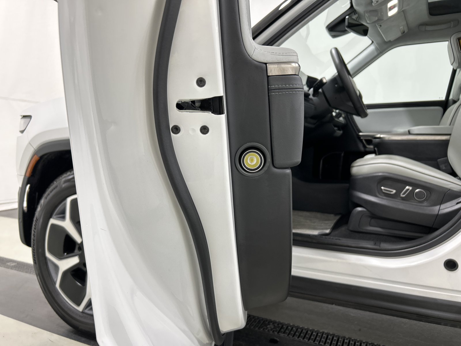 Used 2024 Rivian R1S Adventure AWD/4WD image 32