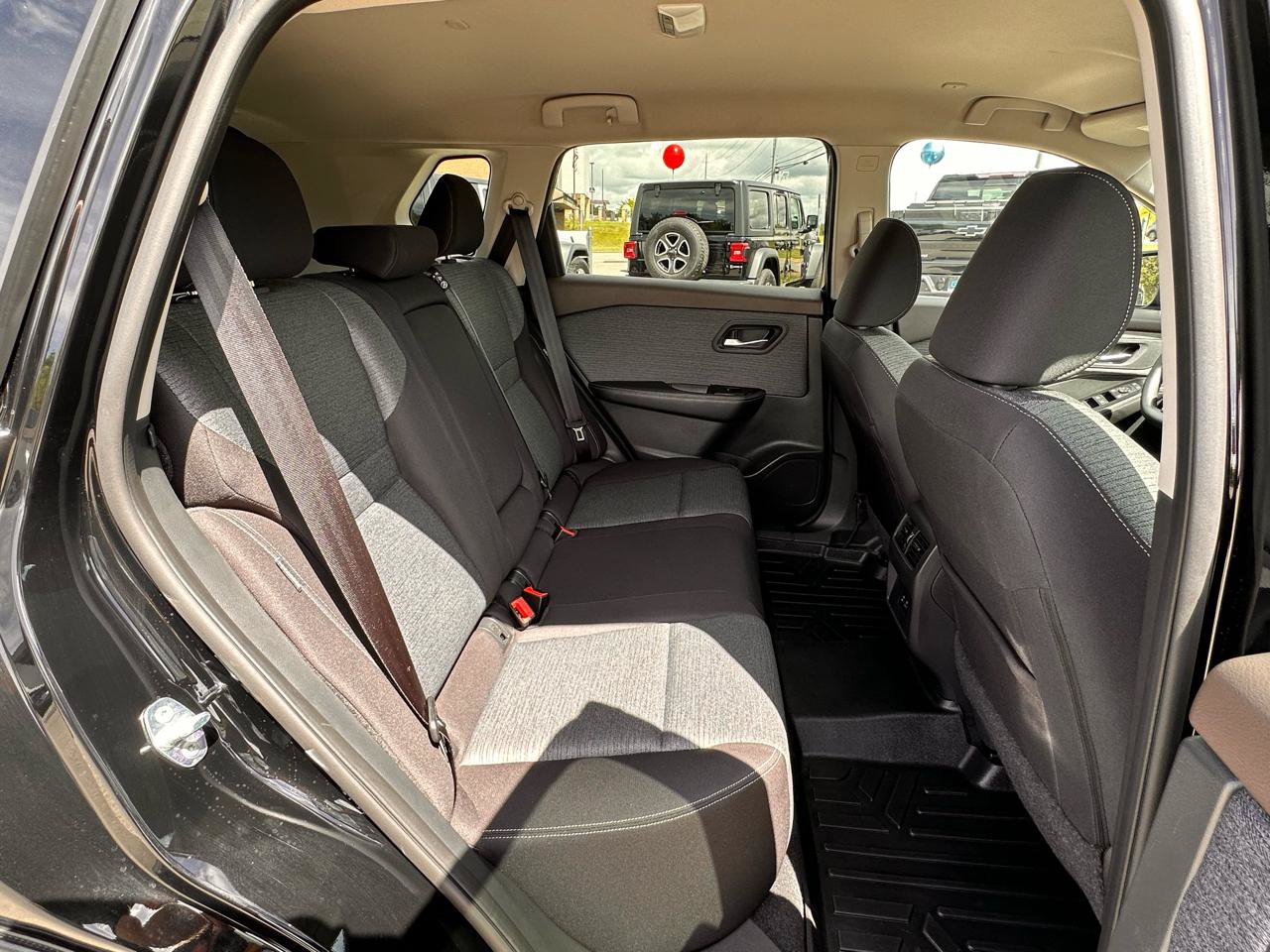 Used 2023 Nissan Rogue SV FWD image 12