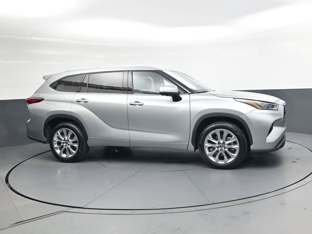 Used 2023 Toyota Highlander Limited image 3