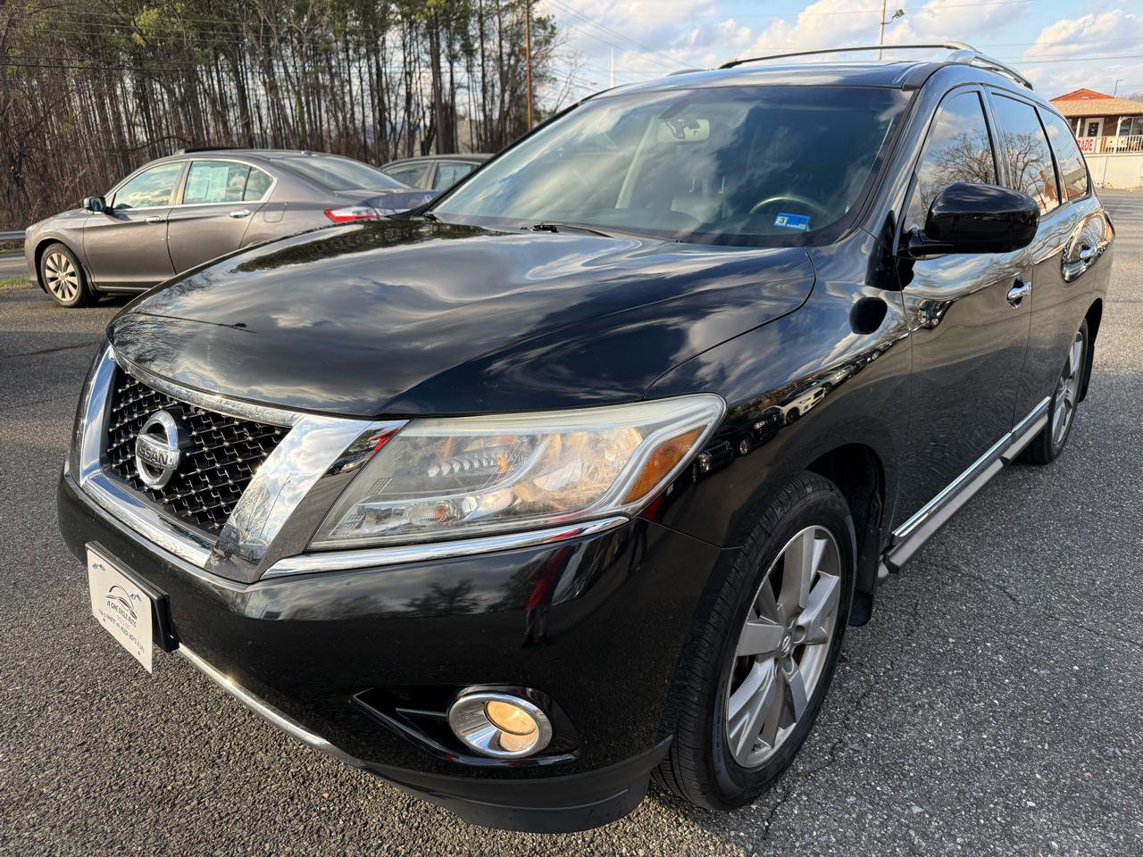 Used 2015 Nissan Pathfinder Platinum w/ Family Entertainment Package AWD/4WD image 3
