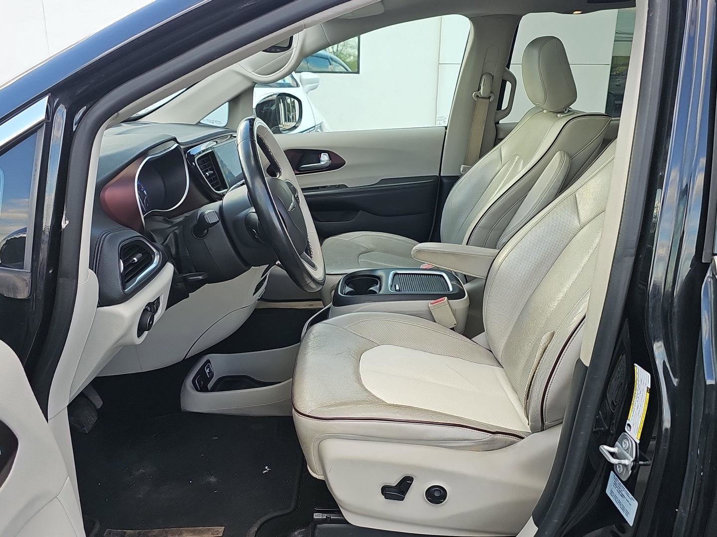 Used 2017 Chrysler Pacifica Limited FWD image 6