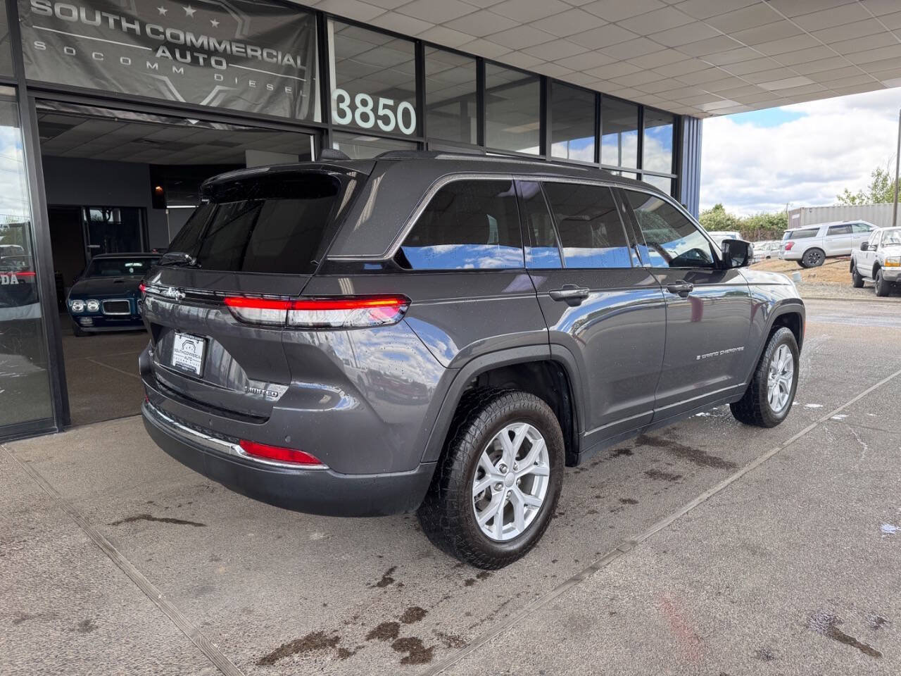 Used 2023 Jeep Grand Cherokee Limited AWD/4WD image 5