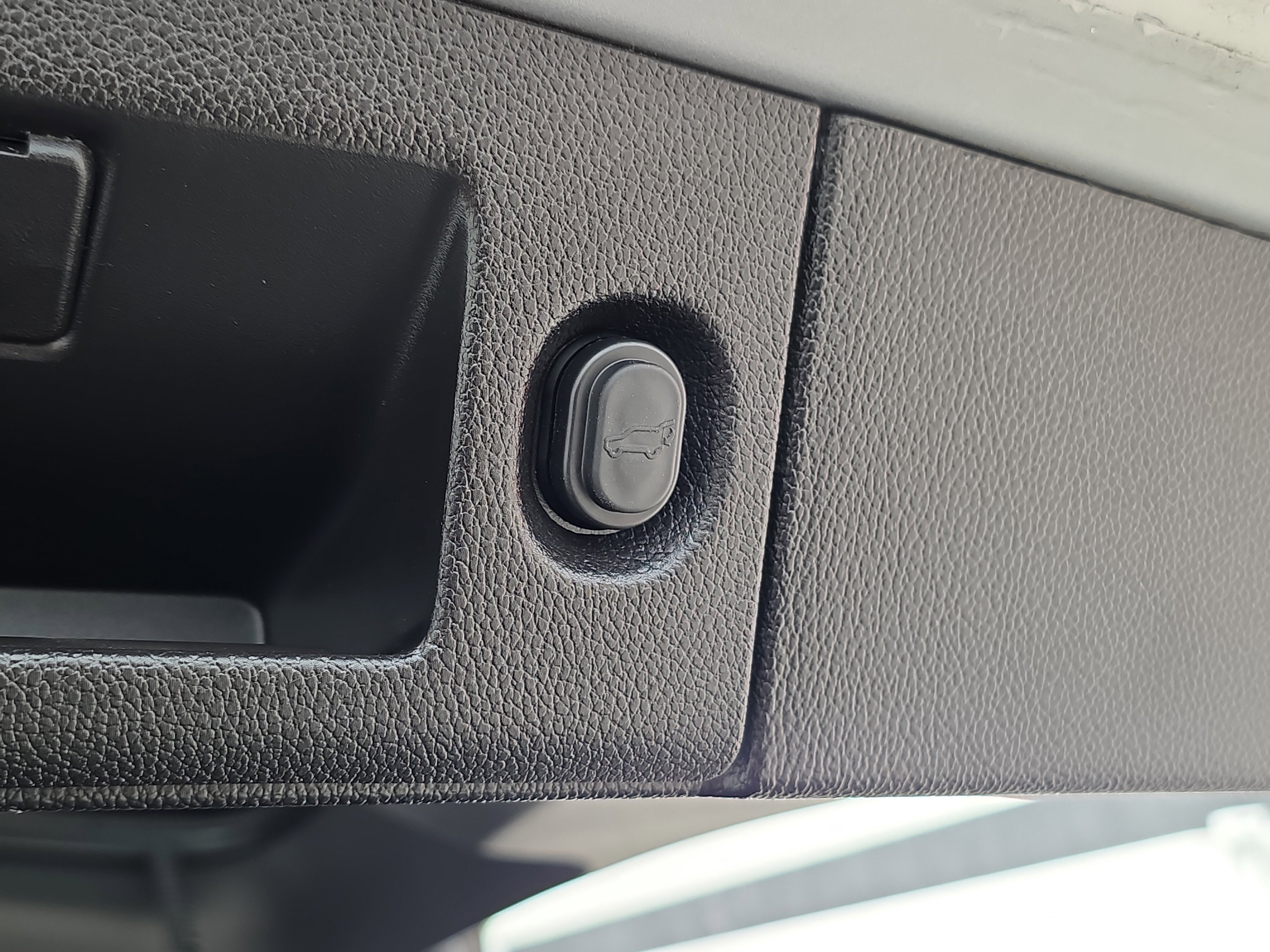 Used 2018 GMC Yukon Denali w/ Open Road Package image 9