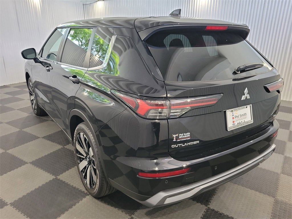New 2025 Mitsubishi Outlander SE image 3
