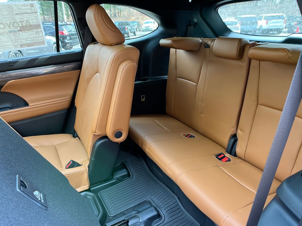 New 2026 Toyota Highlander Platinum image 22