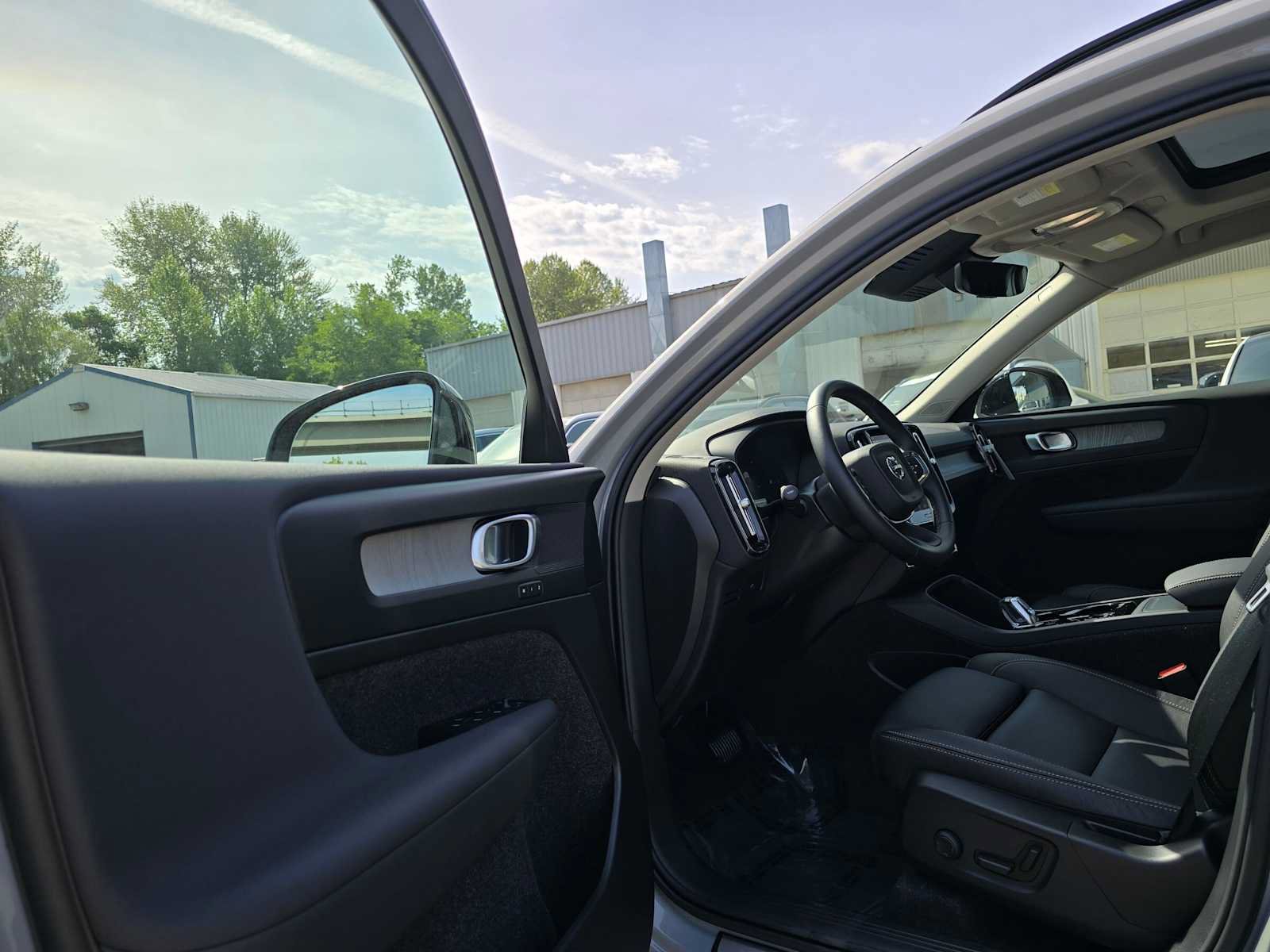 Used 2026 Volvo XC40 B5 Plus w/ Protection Package Premier AWD/4WD image 18